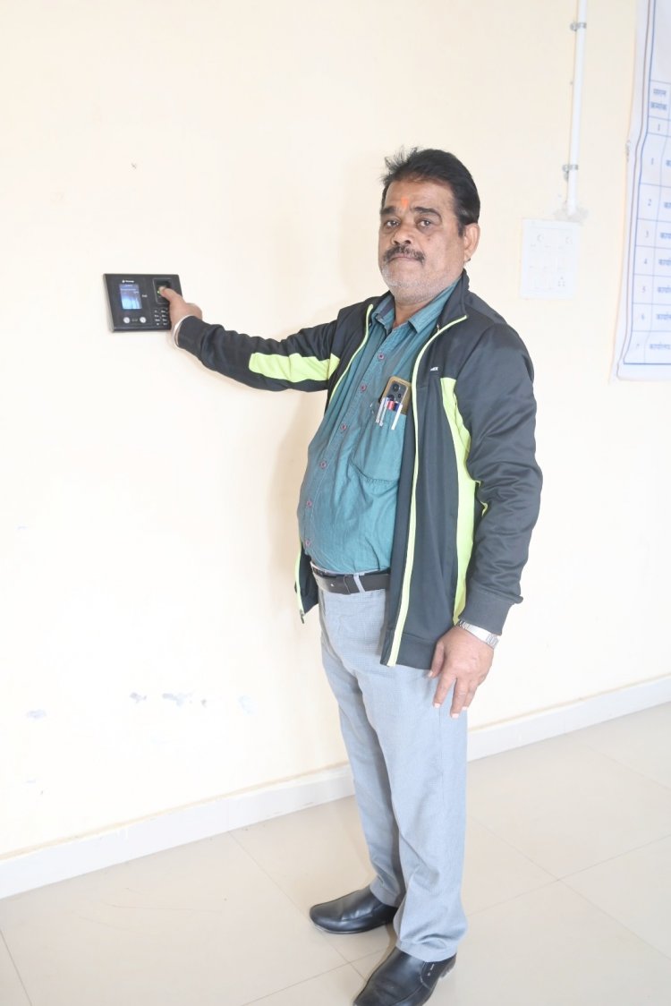 कलेक्टर कार्यालय सारंगढ़ में होने लगा आधार बेस हाजिरी और ई-ऑफिस से कार्य