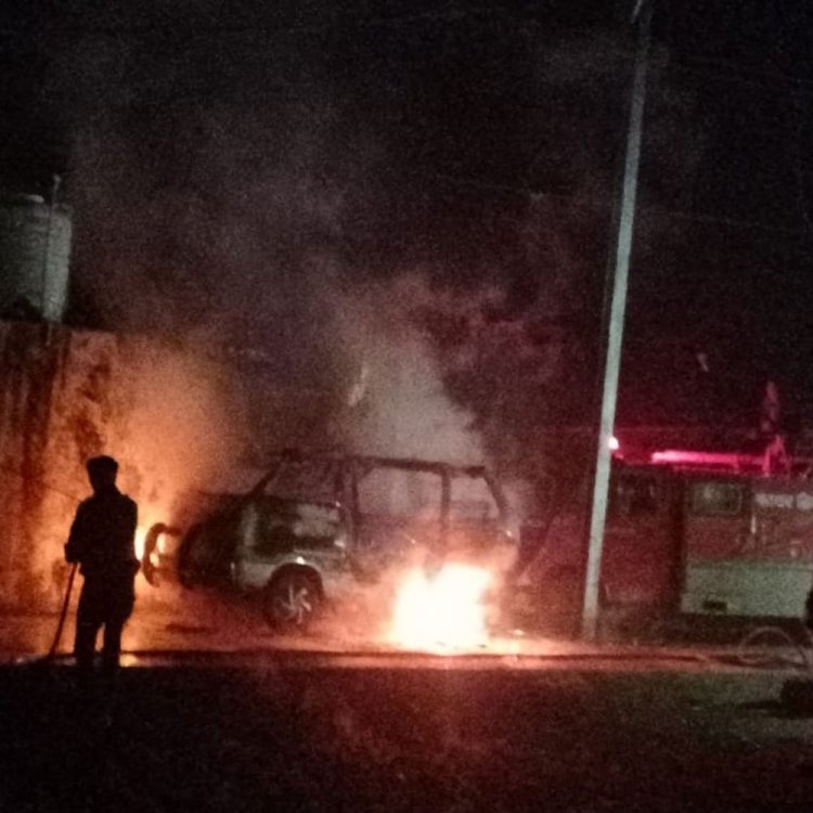 रायसेन में वैन में रखा गैस सिलेंडर फटा:धमाके से गाड़ी के परखच्चे उड़े; आग बुझाने में मालिक झुलसा, 2 सिलेंडर रखे थे