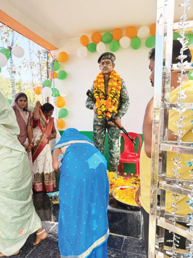 बरदेला में शहीद प्रधान आरक्षक बुधराम की प्रतिमा का अनावरण, दी श्रद्धांजलि