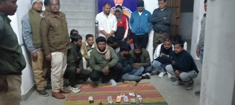 जुआ खेलते 17 आरोपी गिरफ्तार, डेढ़ लाख जब्त