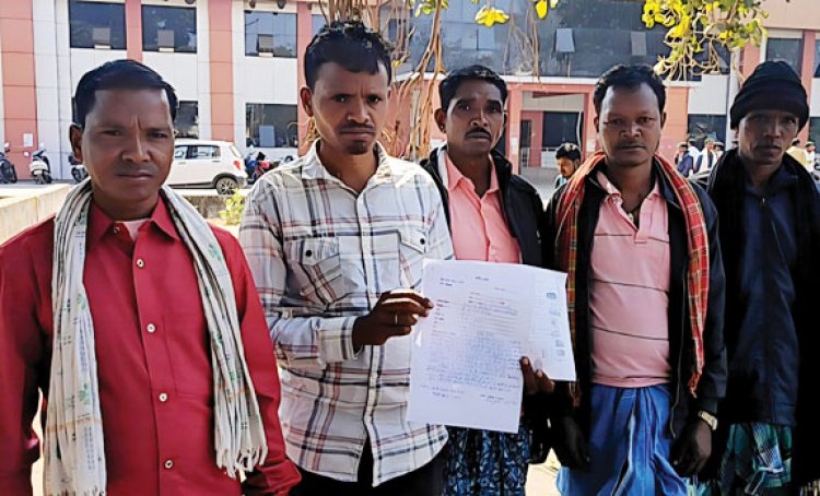 बच्चों का भविष्य अधर में, पेड़ के नीचे लग रही कक्षाएं