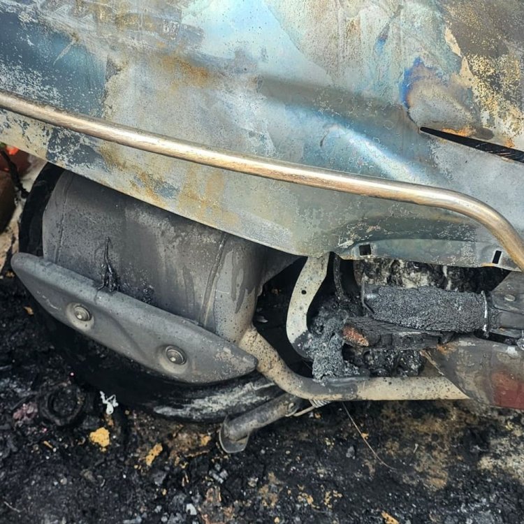 छिंदवाड़ा में घर में खड़ी एक्टिवा को लगाई आग:छोटी बाजार में देर रात वारदात; बिजली मीटर जला, शॉर्ट सर्किट से पूरे इलाके की बत्ती गुल