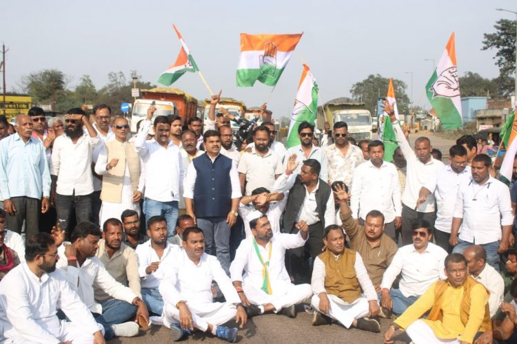 मनरेगा बचाओ संग्राम: कांग्रेस का चौक चौराहे पर धरना, एनएच पर सांकेतिक चक्का जाम