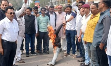 मंत्री कैलाश विजयवर्गीय के खिलाफ कांग्रेस का प्रदर्शन:नेता प्रतिपक्ष पर अमर्यादित टिप्पणी को लेकर पुतला दहन