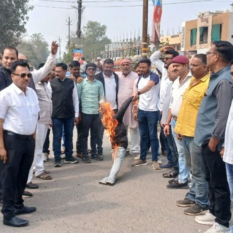 मंत्री कैलाश विजयवर्गीय के खिलाफ कांग्रेस का प्रदर्शन:नेता प्रतिपक्ष पर अमर्यादित टिप्पणी को लेकर पुतला दहन